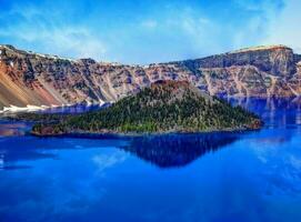 cráter lago con montañas y azul cielo en Oregón foto