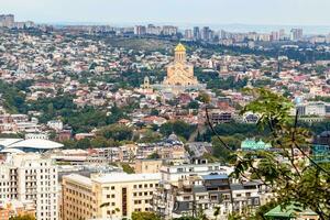 ver de tbilisi ciudad con santo trinidad catedral foto