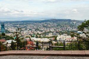 observación cubierta en mtatsminda y ver de tbilisi foto