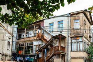 antiguo casa con externo de madera escalera en tbilisi foto