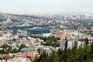 tbilisi ciudad desde mtatsminda panteón punto de vista foto