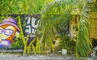 playa del carmen quintana roo mexico 2022 murales artisticos con pinturas y graffiti playa del carmen mexico. foto