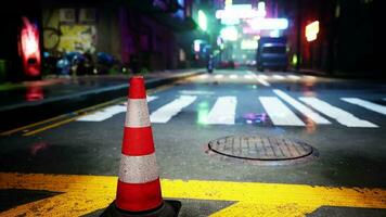 uma vermelho e branco tráfego cone sentado em a lado do uma estrada video