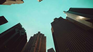 ein Stadtbild mit hoch aufragend Wolkenkratzer video