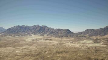 un aéreo ver de un montaña rango en el Desierto video