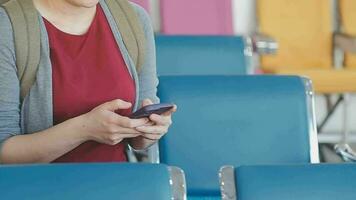 jovem asiática usando laptop sentado perto de janelas na primeira classe no avião durante o voo, viagem e conceito de negócios video