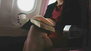 jeune femme asiatique utilisant un ordinateur portable assis près des fenêtres en première classe en avion pendant le vol, les voyages et le concept d'entreprise video