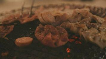fiesta para parilla japonés estilo, yakiniku carnes son siendo cocido en estufa en un japonés video