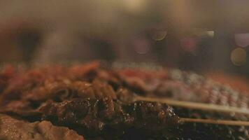 fête pour barbecue Japonais style, yakiniku. viandes sont étant cuit sur le fourneau dans une Japonais video
