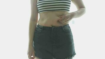 mujer gorda, barriga gorda, gordita, mujer obesa mano sosteniendo grasa abdominal excesiva con cinta métrica, concepto de estilo de vida de dieta de mujer video