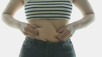 fett kvinna, fett mage, knubbig, fet kvinna hand innehav överdriven mage fett med mäta tejp, kvinna diet livsstil begrepp video