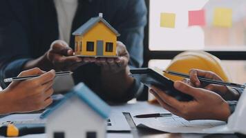 mãos do arquiteto ou engenheiro trabalhando em projeto encontro para projeto trabalhando com parceiro em modelo construção e Engenharia Ferramentas dentro trabalhando site, construção e estrutura conceito. video