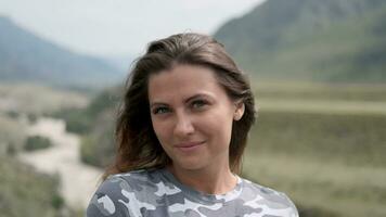 Porträt von attraktiv Tourist Mädchen im ein grau passen auf ein Hintergrund von Berge video