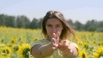 mooi vrouw poseren terwijl staand in een veld- met zonnebloemen video