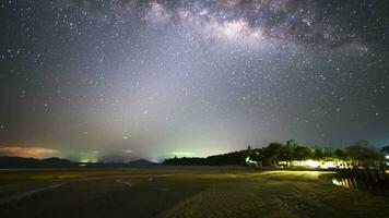 un Vía láctea estrella a cerca cielo con nublado en montaña ver situado a Tailandia video