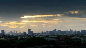 uma noite panorama Visão do cidade às pôr do sol Tempo video