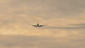 metraggio di aereo approdo, tramonto video