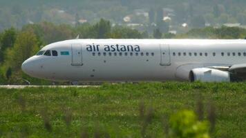 Aufnahmen von Luft Astana Flugzeug rollen video