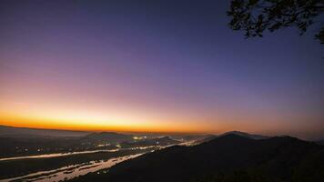 Aussicht von Sonnenaufgang und Fluss von Berg video
