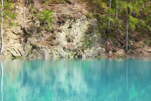 hermosa montaña lago en Polonia. Copiar espacio. foto