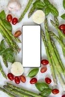 móvil teléfono con blanco pantalla con Fresco comida para Cocinando sano alimento. foto