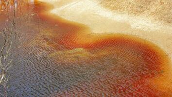 rojo lago. uno de el cuatro de colores lagos a el pie de el wielka kopa montaña foto