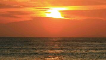 zonsondergang reflecteren Aan zee tegen kleurrijk lucht video