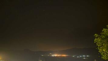 un Vía láctea estrella a cerca cielo con nublado en montaña ver situado a Tailandia video