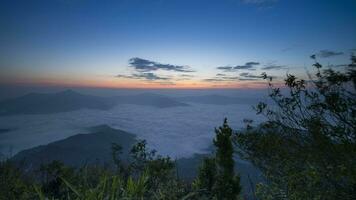 nebelig und wolkig auf Berg Aussicht gelegen beim Thailand video