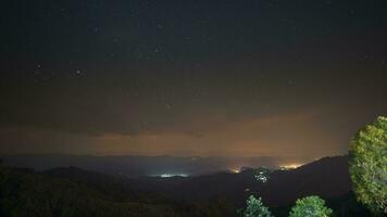 un Vía láctea estrella a cerca cielo con nublado en montaña ver situado a Tailandia video