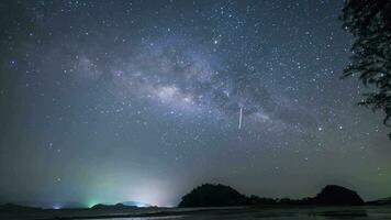 en Vintergatan stjärna på nära nog himmel med molnig på berg se belägen på thailand video