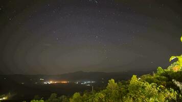 un Vía láctea estrella a cerca cielo con nublado en montaña ver situado a Tailandia video