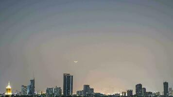 un noche paisaje ver de ciudad a puesta de sol hora video