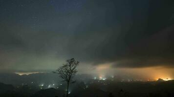 en Vintergatan stjärna på nära nog himmel med molnig på berg se belägen på thailand video