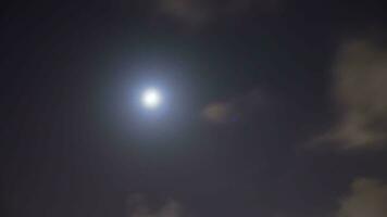 Luna es Moviente en el cielo contrafuertes nublado a noche hora video