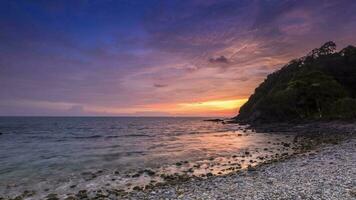 paesaggio marino Visualizza contro colorato cielo a tramonto tempo video