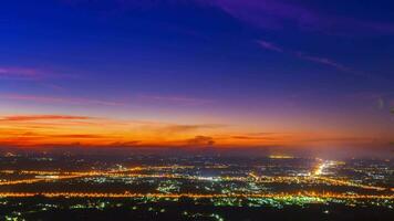 coloré ciel le coucher du soleil au dessus ville paysage vue video