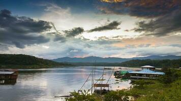 nascer do sol com reflexo da montanha no lago video