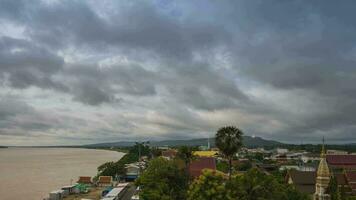 rio ao longo montanha contra céu video