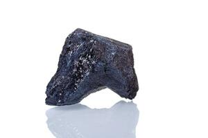macro mineral Roca turmalina negra en un blanco antecedentes foto