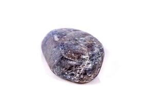 zafiro de piedra mineral macro sobre fondo blanco foto