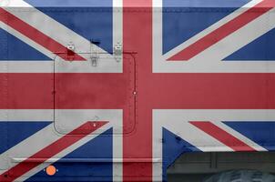 genial Bretaña bandera representado en lado parte de militar blindado camión de cerca. Ejército efectivo conceptual antecedentes foto
