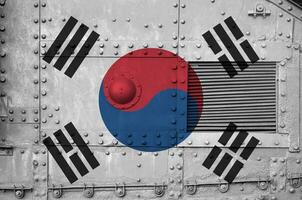 sur Corea bandera representado en lado parte de militar blindado tanque de cerca. Ejército efectivo conceptual antecedentes foto