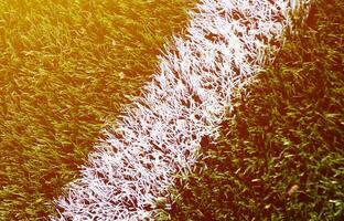 raya blanca en un campo de fútbol de césped artificial verde brillante foto