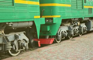 las ruedas de un moderno tren eléctrico ruso con amortiguadores y dispositivos de frenado. el lado de la cabina foto