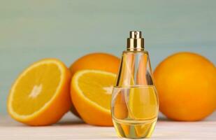 perfume con agrios extractos selectivo enfocar. spa día, concepto de frescura perfume botella con limón Lima y naranja foto