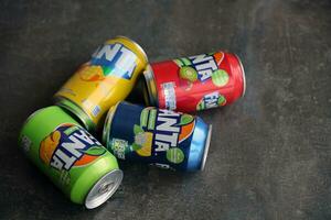 Kyiv, Ucrania - 4 4 mayo, 2023 fanta suave bebida marca estaño latas con varios sabores foto