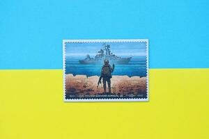 kyiv, ucrania - 4 de mayo de 2022 famoso recuerdo ucraniano con buque de guerra ruso y soldado ucraniano foto