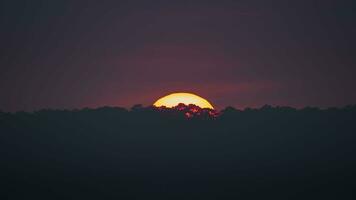 puesta de sol Moviente detrás montaña nublado a final de el día video