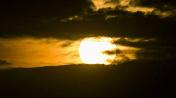 Sonnenuntergang ziehen um hinter wolkig beim Ende von das Tag video